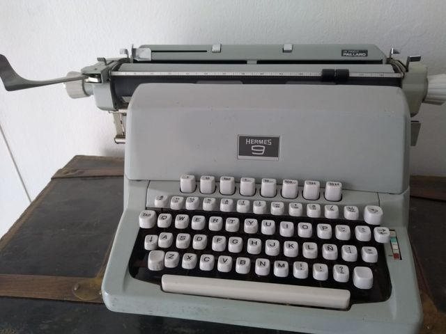 Macchina da scrivere Old Hermes 9