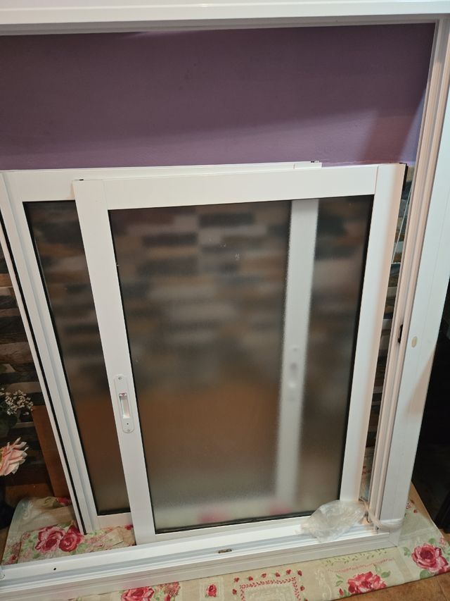 ventana de exterior  nueva  y de buena calidad