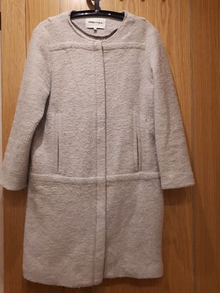 Abrigo Blanco Bimba y Lola de segunda mano por 35 EUR en Cuarte de Huerva  en WALLAPOP