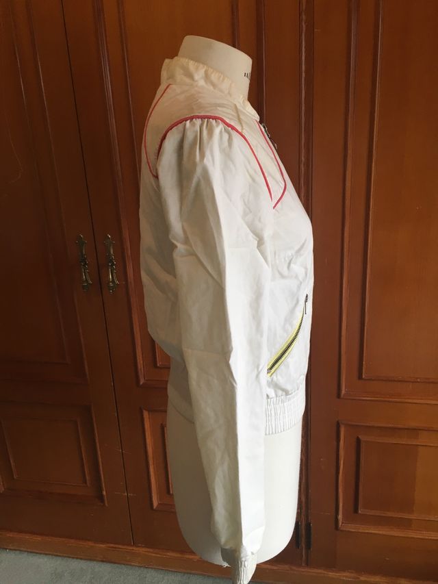 Chaqueta blanca tipo bomber