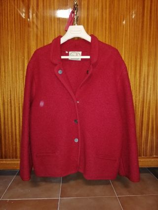 Chaqueta roja austriaca mujer. T 16 de segunda mano por 30 Chaqueta roja austriaca mujer. T 16 de segunda mano por 30