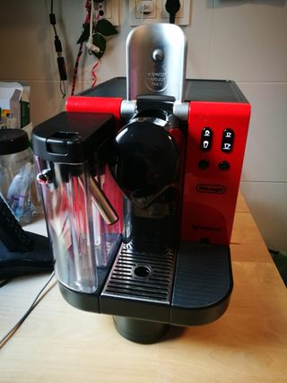 Cafetera nespresso delonghi de segunda mano por 120 EUR en Getxo en WALLAPOP