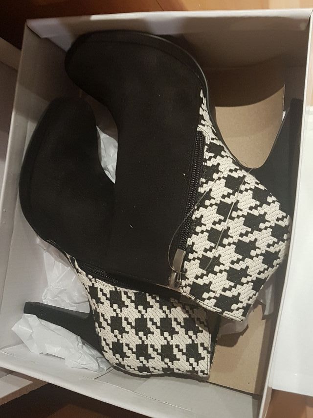 Espectaculares botines de marca negros nuevos