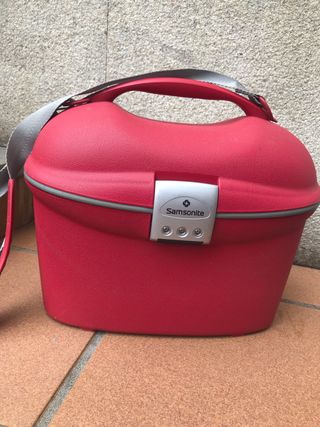 Neceser Samsonite rojo de segunda mano por 30 EUR en Las Rozas de Madrid en  WALLAPOP