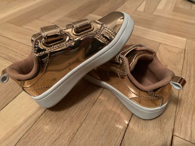 Zapatillas doradas talla 22