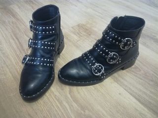 Botas tachuelas pull \u0026amp; bear de segunda mano por 15 EUR en Brea A en  WALLAPOP