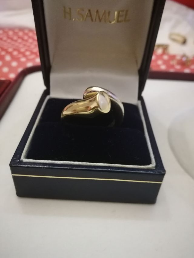 Anillo de oro diseño moderno.