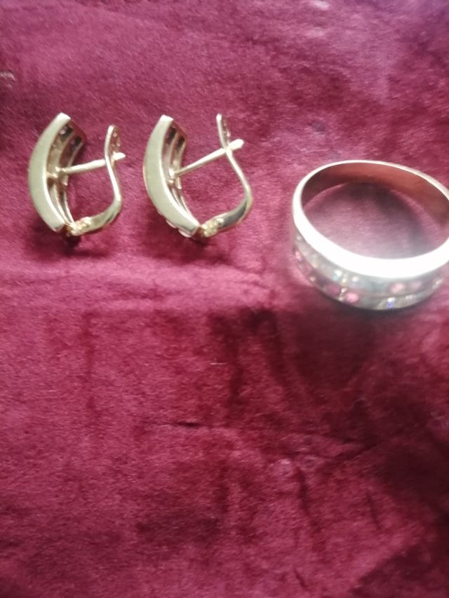 Pendientes y anillo a juego de oro y rubíes