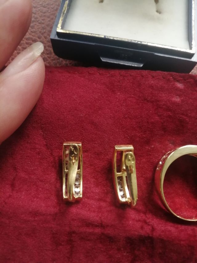 Pendientes y anillo a juego de oro y rubíes