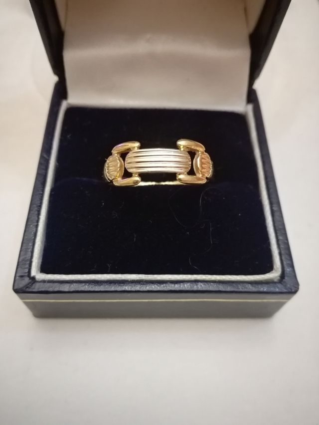 Anillo de oro forma estribo