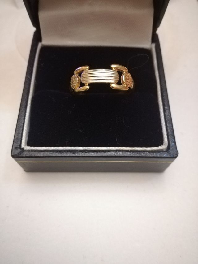 Anillo de oro forma estribo