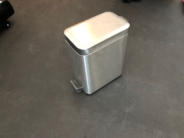 Papelera metálica oficina