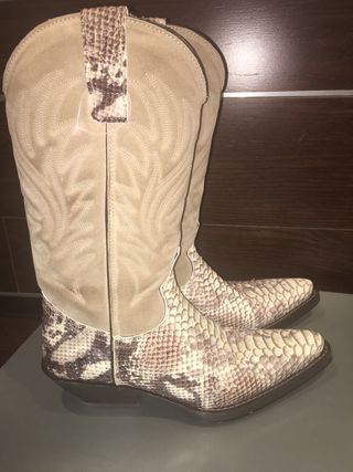 Botas piel y pitón OFERTA de segunda mano por 80 EUR en Manzanares el Real  en WALLAPOP