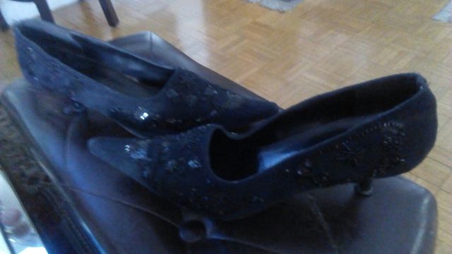 bonitos zapatos de ante negro con pasamanería