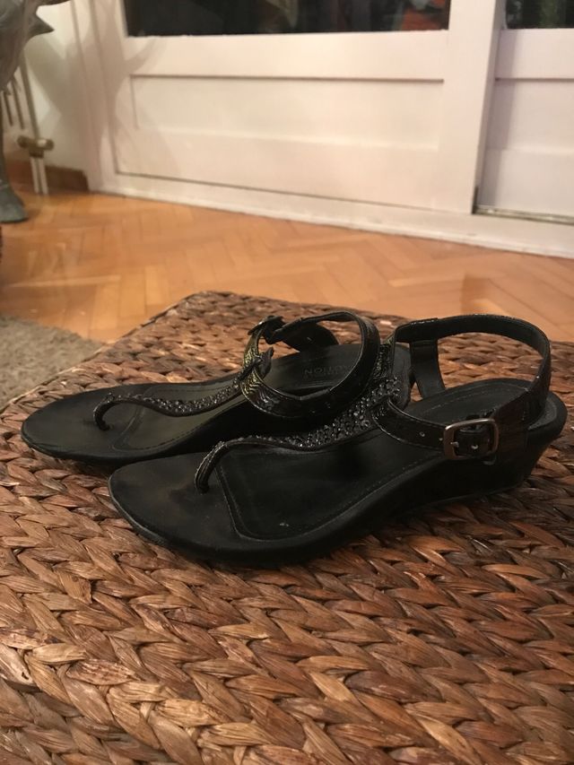 Sandalia negra Kenneth Cole