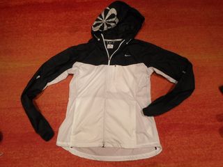 Chubasquero NIKE trail montaña chica talla M de segunda mano por 40 EUR en  Lasarte-Oria en WALLAPOP