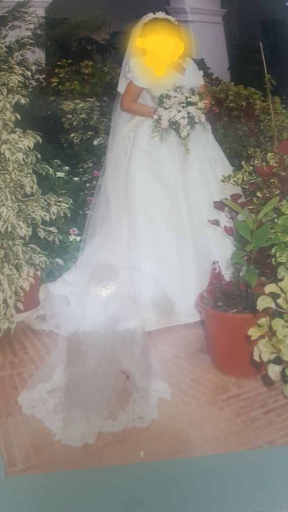 Traje de novia y velo con blondas