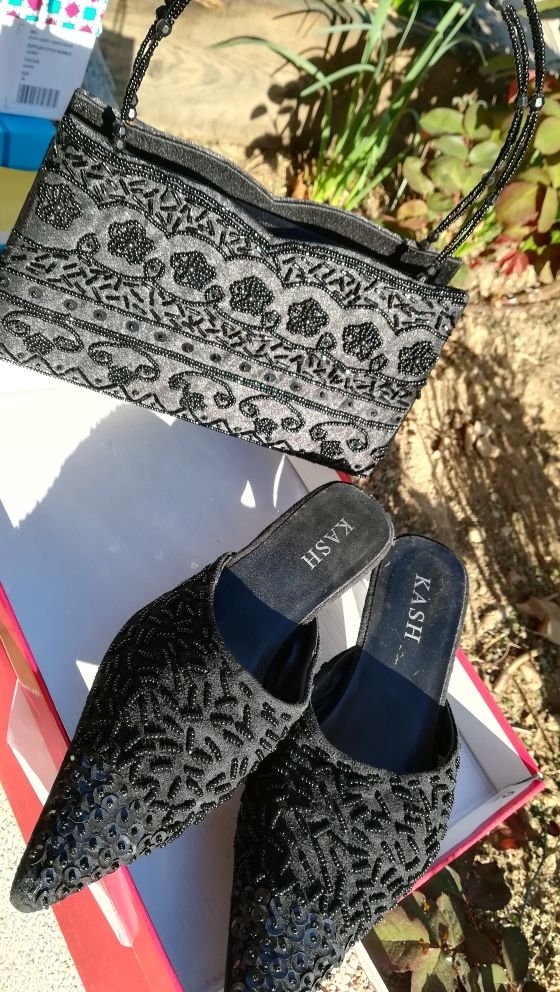 Zuecos y bolso lentejuelas.