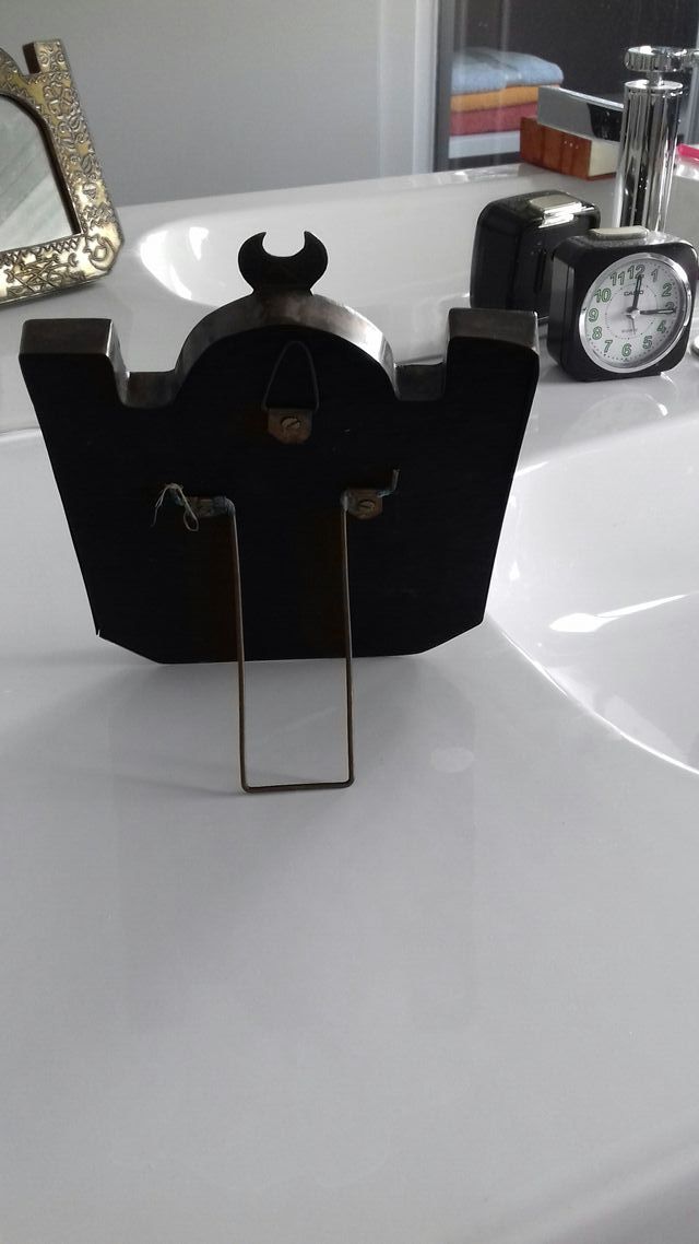 Espejo con marco dorado.