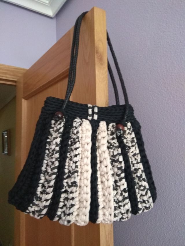 Bolso de trapillo, hecho a mano con asas de cuero