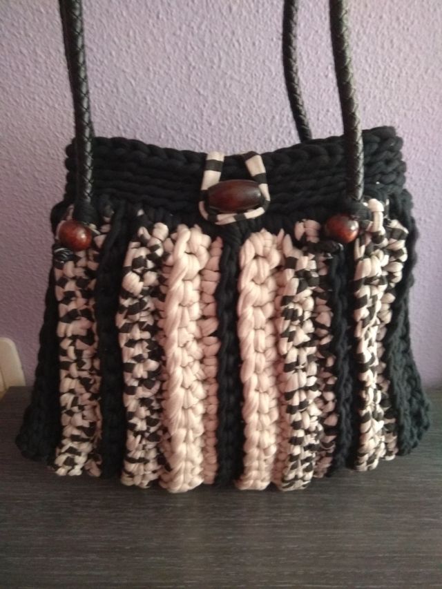 Bolso de trapillo, hecho a mano con asas de cuero