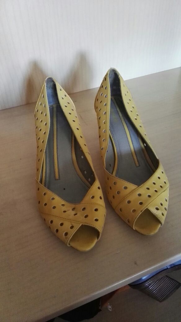 zapato amarillo ideal para el tiempo que viene