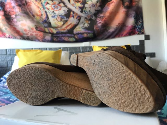 Stivaletti BERSHKA in pelle con zeppa in legno