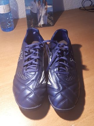 Pack botas fútbol tacos Kipsta + medias Kipsta de segunda mano por 13 EUR  en Madrid en WALLAPOP