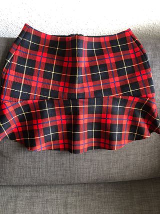 Falda tartán Zara M de segunda mano por 8 EUR en Barcelona en WALLAPOP