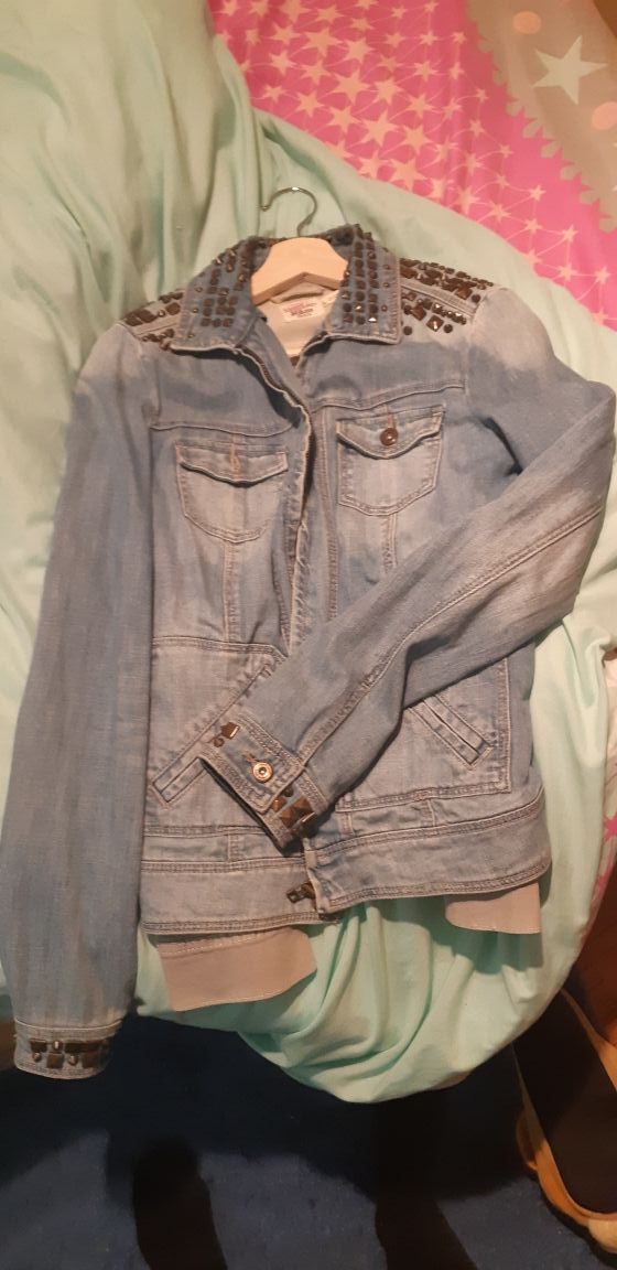 chaqueta vaquera con tachuelas