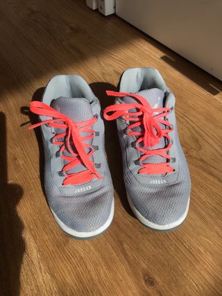 Zapatillas playeras Jordan niña talla 33 de segunda mano por 15 EUR en  Madrid en WALLAPOP