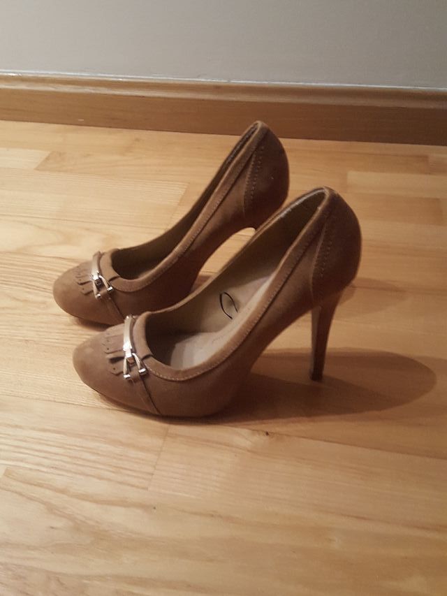 Rebajas Zapatos nuevos de salón. Marca Sfera