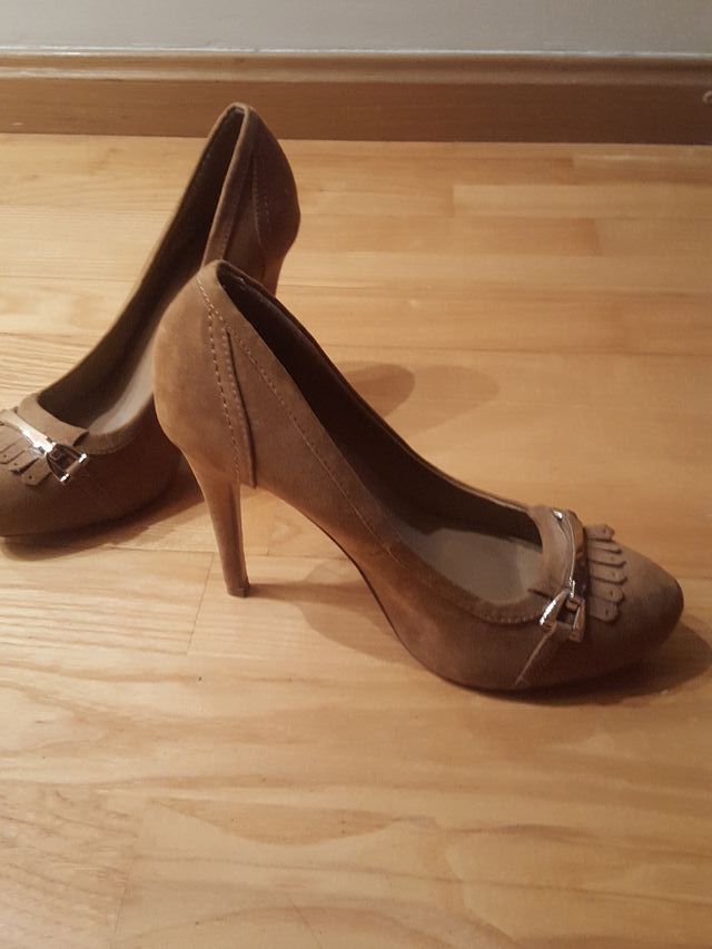 Rebajas Zapatos nuevos de salón. Marca Sfera