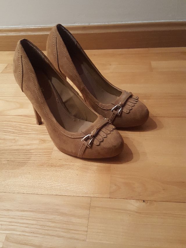 Rebajas Zapatos nuevos de salón. Marca Sfera