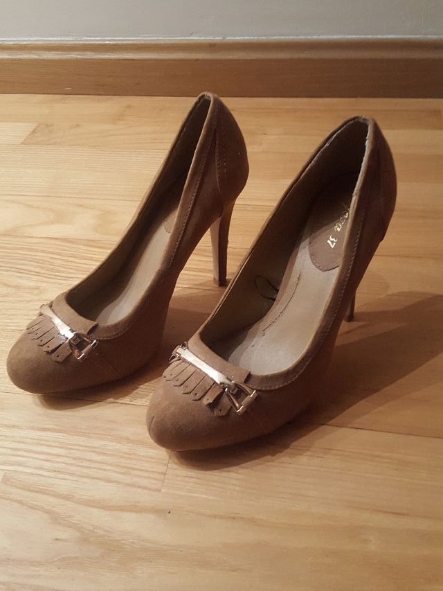 Rebajas Zapatos nuevos de salón. Marca Sfera