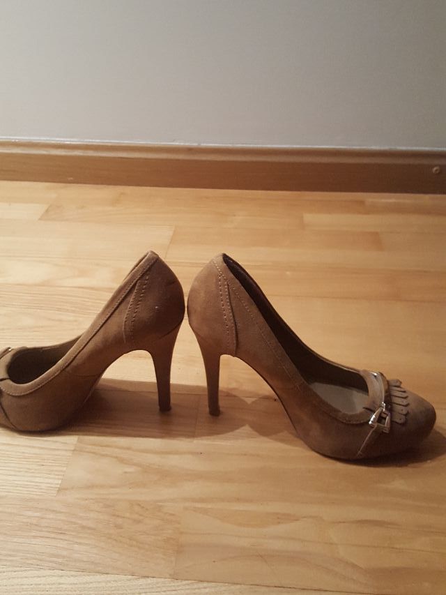 Rebajas Zapatos nuevos de salón. Marca Sfera