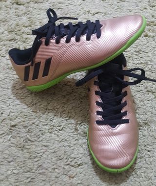 Botas de Fútbol adidas messi 16.4 dorada de segunda mano por 15 EUR en A  Coruña en WALLAPOP