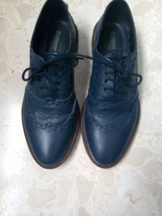 Zapato Oxford de Zara con cordones, azul marino. de segunda mano por 12 EUR  en Gandía en WALLAPOP