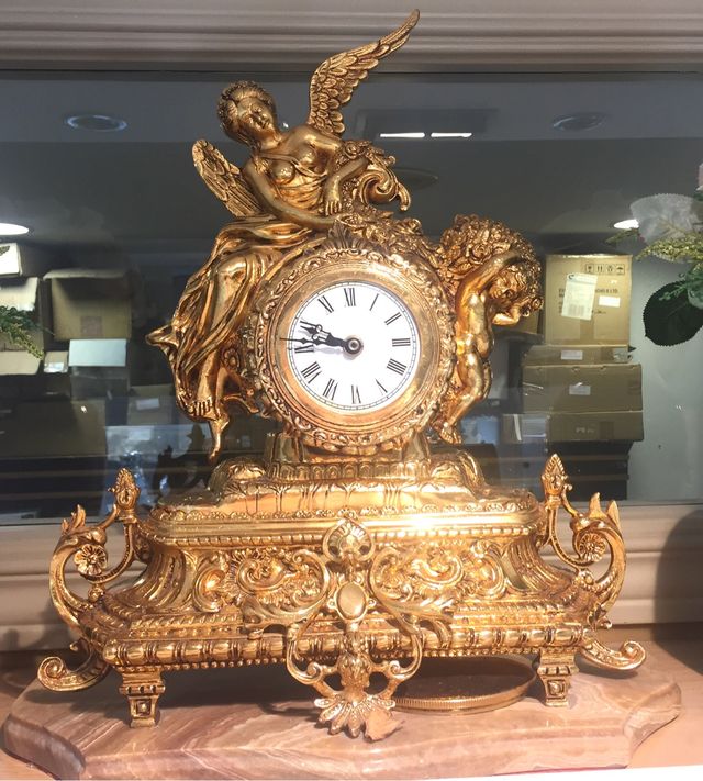 Reloj de bronce con base de mármol