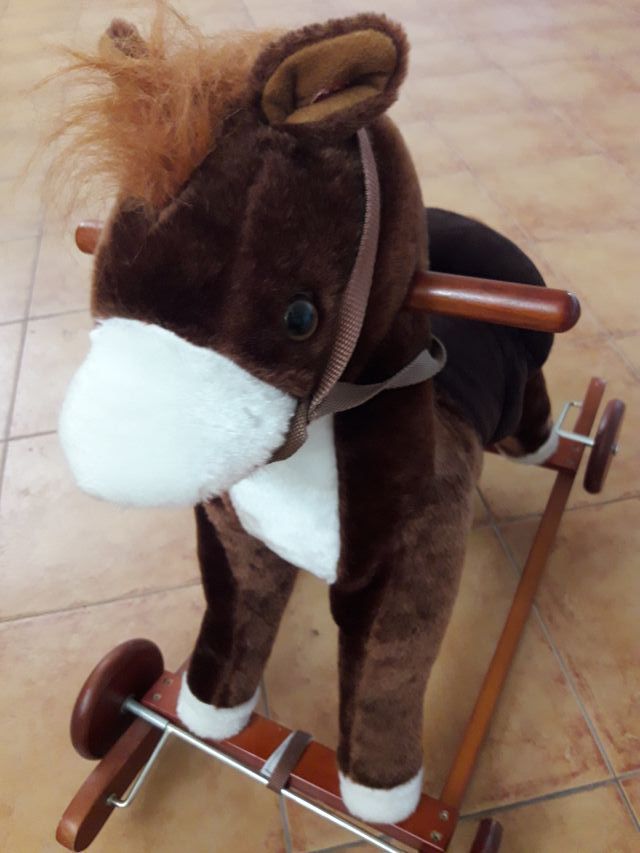 Caballo balancín con ruedas y sonido