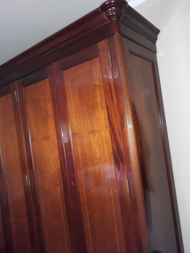 Armario de caoba. de segunda mano por 1.650 € en Sevilla en WALLAPOP