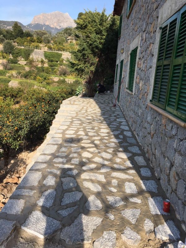 toda clase de trabajos en piedra, y cercados.