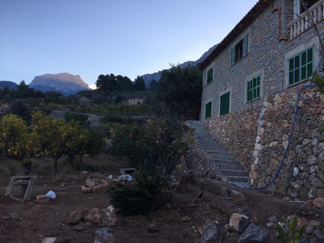 toda clase de trabajos en piedra, y cercados.