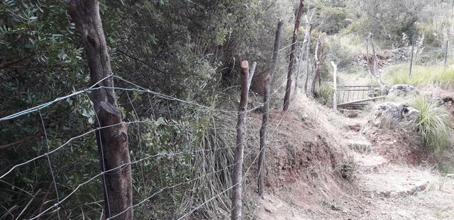 toda clase de trabajos en piedra, y cercados.
