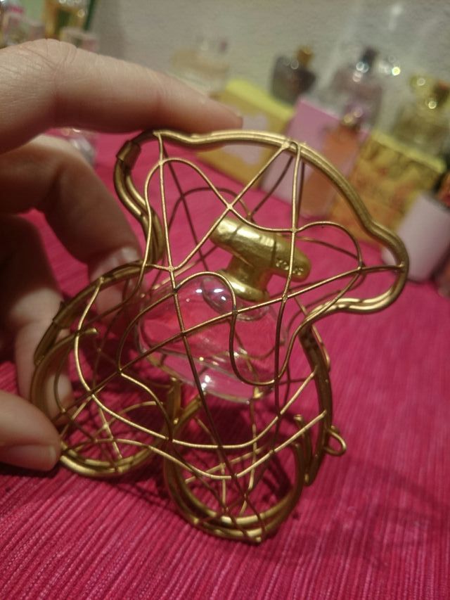 bottiglia vuota e profumo in miniatura