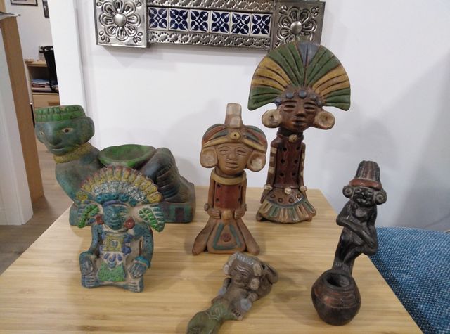 Figure azteche in ceramica.