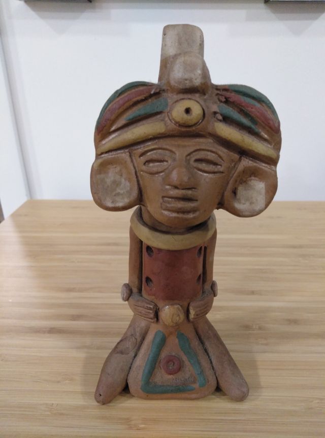 Figure azteche in ceramica.