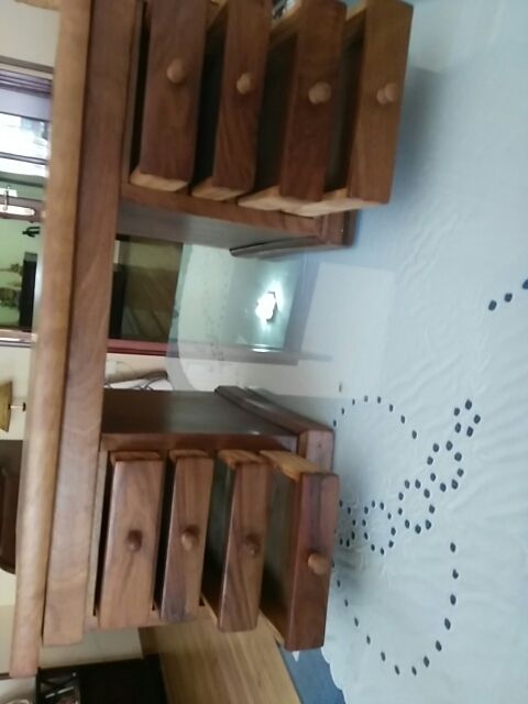 Escritorio antiguo restaurado de madera de roble.