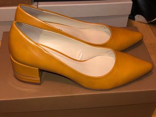 Zapatos mostaza ZARA de segunda mano por 15 EUR en Madrid en WALLAPOP