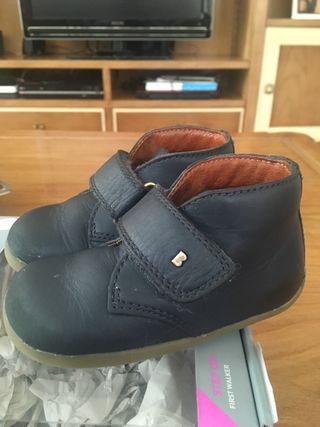 Zapato bebé talla 20 color azul marino de segunda mano por 10 EUR en Burgos  en WALLAPOP